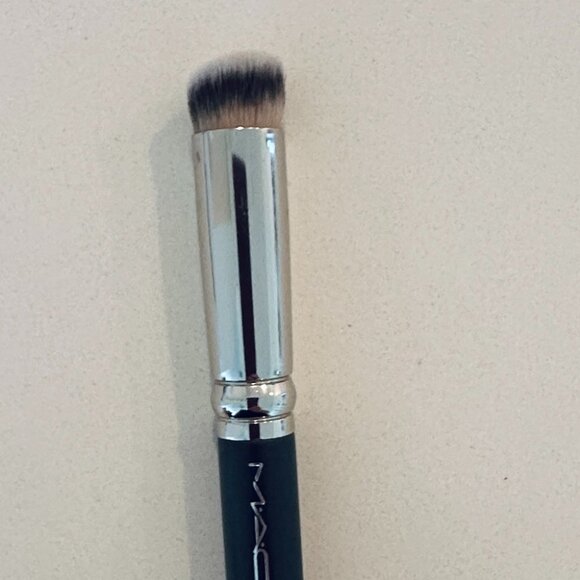 NEW MAC 270 Synthetic Mini Rounded Slant Brush NEW - Picture 6 of 7